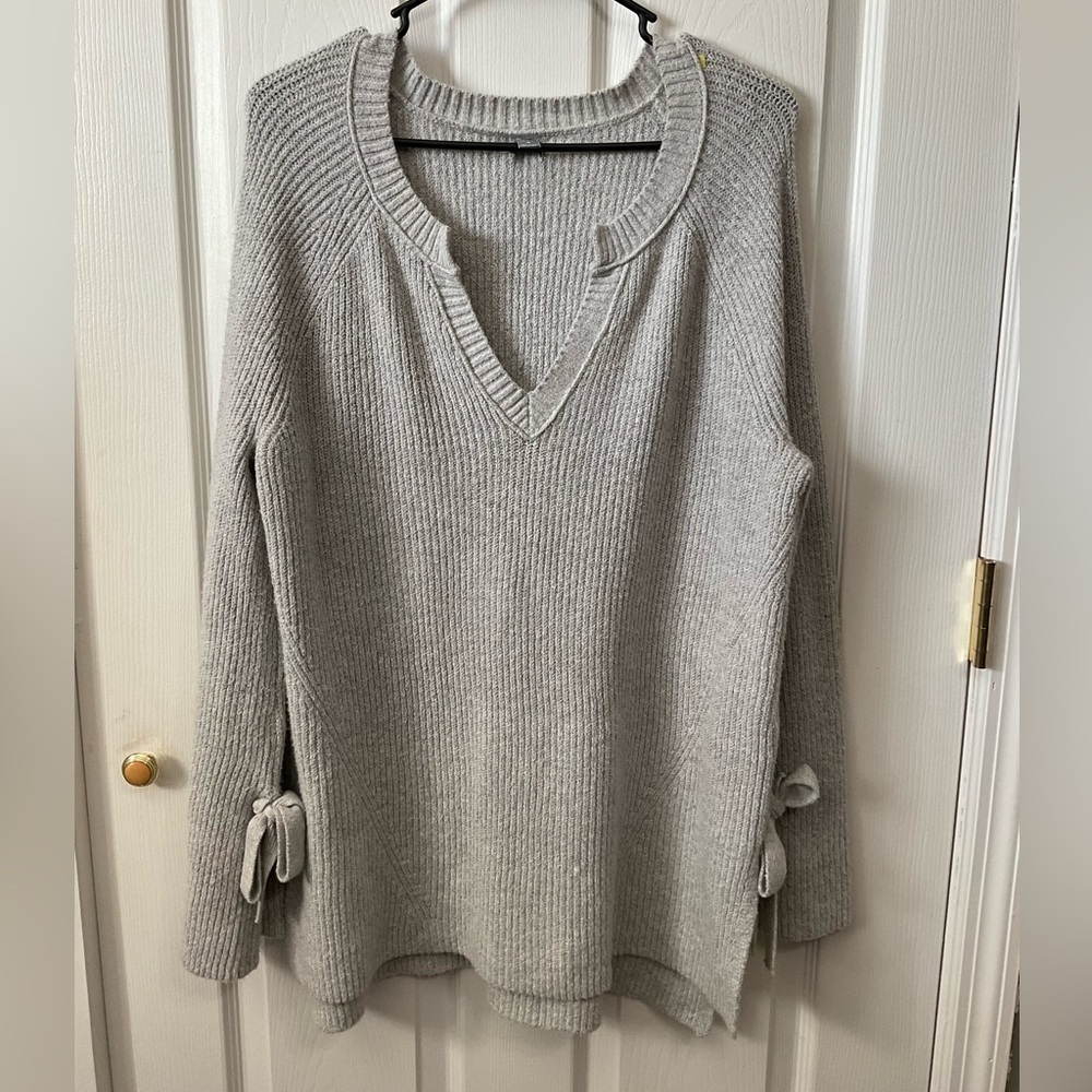Aerie gray sweater. Long sleeve. Vneck. Size M.